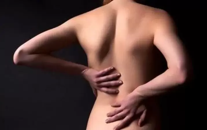 Osteochondrosis esetén hagyományos melegítő dörzsöléssel dörzsölheti a hátát.